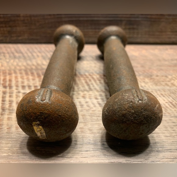 Cast Iron Round Bun Head Dumbbell Set - 1 Pound each - Picture 4 of 4